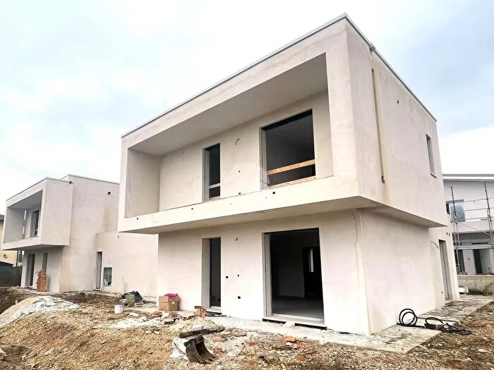 Casa con 5 locali in vendita in Via Paganini, Buttapietra