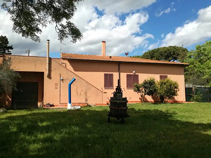 Casa quadrilocale in vendita in Cecina