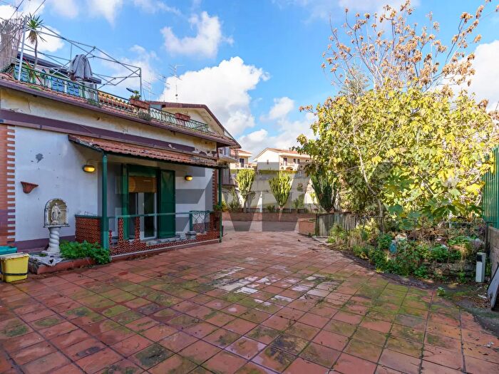 Casa con 9 locali in vendita in Via America, Gravina Di Catania