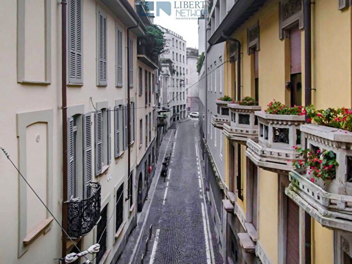 Appartamento quadrilocale in affitto in Via Chiossetto, Palestro, Milano