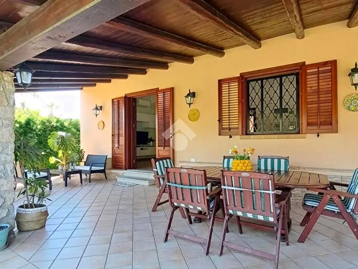 Casa con 5 locali in vendita in Viale San Francesco, Campofelice Di Roccella