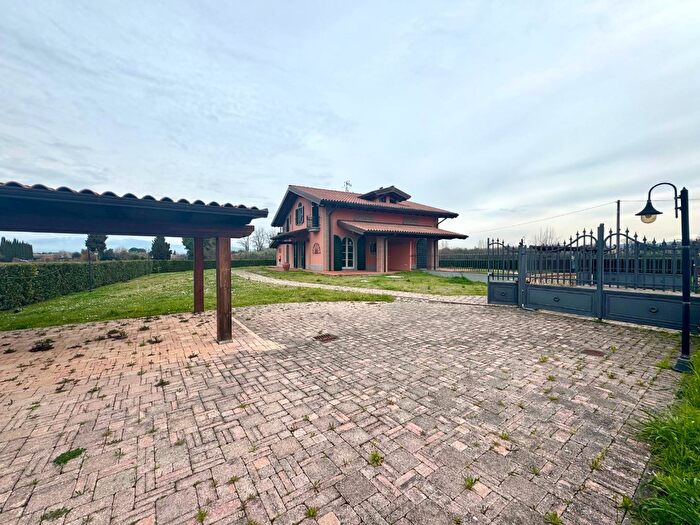 Casa con 10 locali in vendita in Empoli