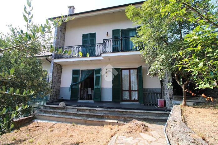 Casa con 6 locali in vendita in Via Miramare, Leivi