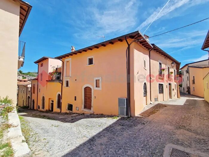 Casa bilocale in vendita in Via Roma, Poggio Picenze