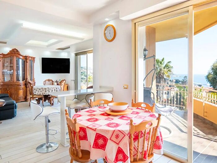 Appartamento con 5 locali in vendita in Via De Amicis, Sanremo