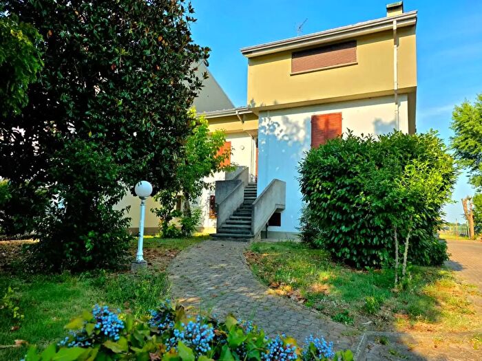 Casa con 10 locali in vendita in Via Provinciale, Sissa Trecasali