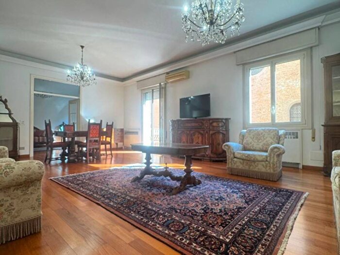 Appartamento con 5 locali in affitto in Via Santo Stefano, Santo Stefano, Bologna