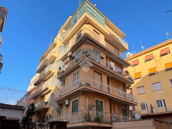 Appartamento trilocale in vendita in Via Gallia, Roma