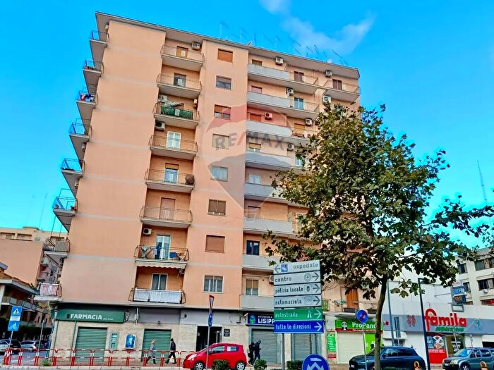 Appartamento con 6 locali in vendita in Viale Magna Grecia, Taranto