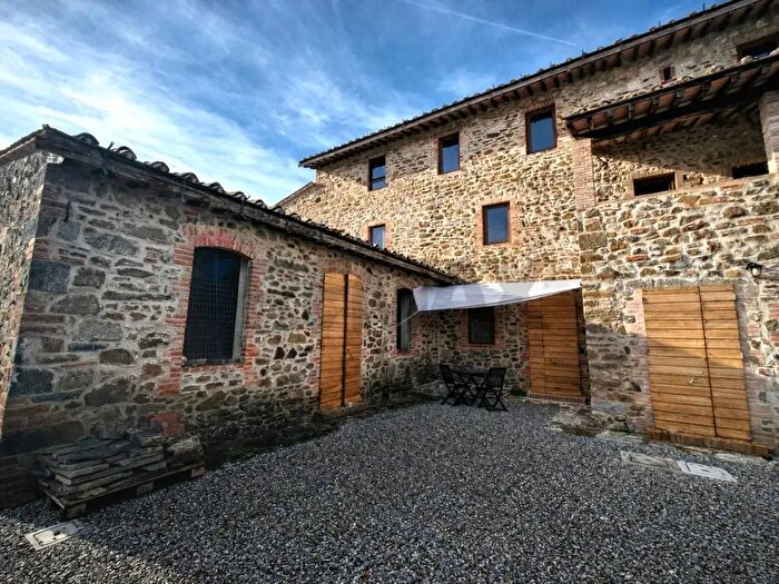 Appartamento trilocale in vendita in Bucine