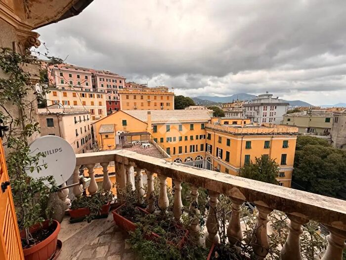 Appartamento con 9 locali in vendita in Vico Barnabiti, Genova