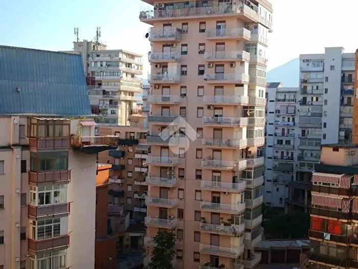 Appartamento trilocale in vendita in Via Porretti, Palermo