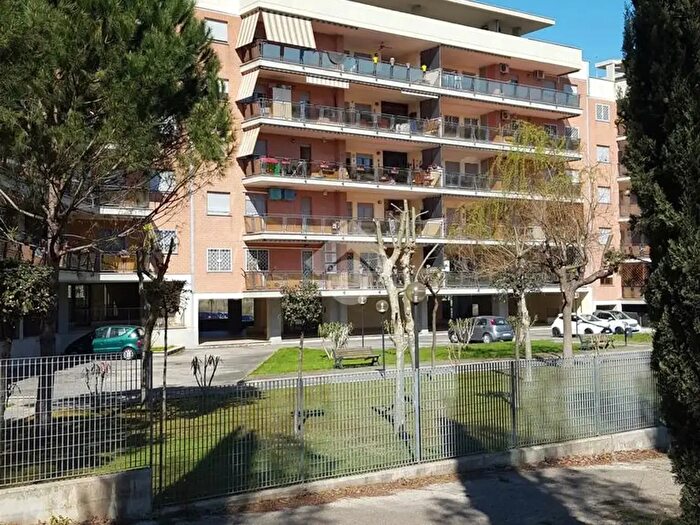 Appartamento trilocale in vendita in Via Luciano Conti, Roma