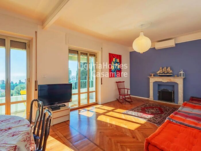 Appartamento con 6 locali in vendita in Strada Privata Vallarino, Sanremo