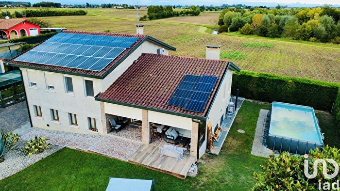 Casa con 8 locali in vendita in Via Roncaolo, Bovolenta