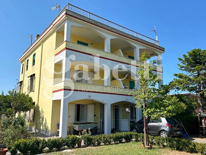 Casa con 15 locali in vendita in Via Melchiorre Caffa, Castel Volturno