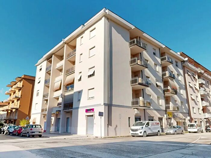 Appartamento con 6 locali in vendita in Via Pietro Boschi, Rieti