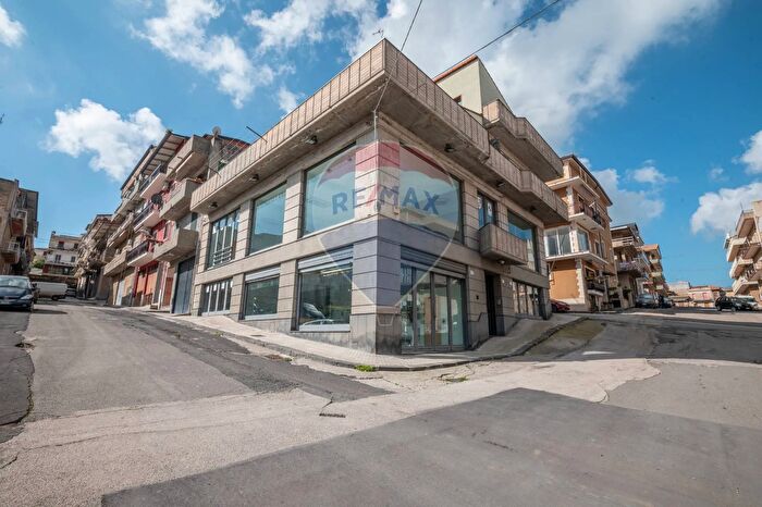 Casa con 11 locali in vendita in Via Ugo Foscolo, Ramacca