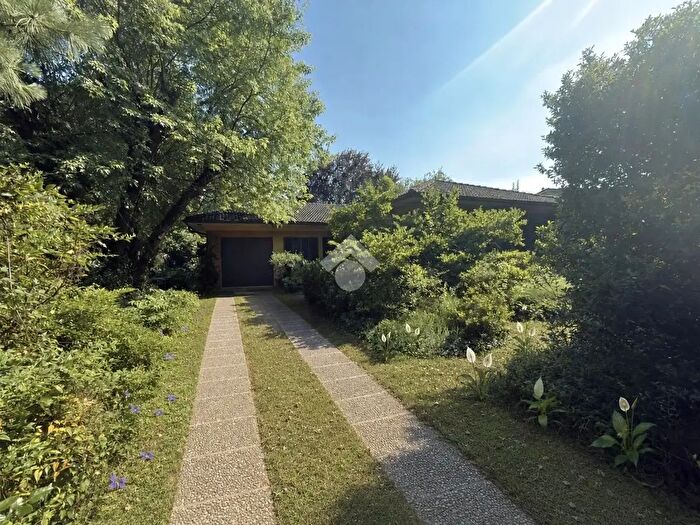 Casa con 9 locali in vendita in Via Donizetti Gaetano, Vimercate