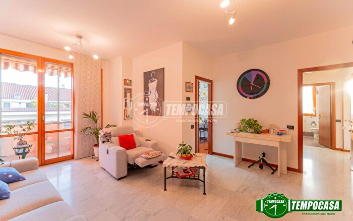 Appartamento trilocale in vendita in Via Lucio Lombardo Radice, Magenta