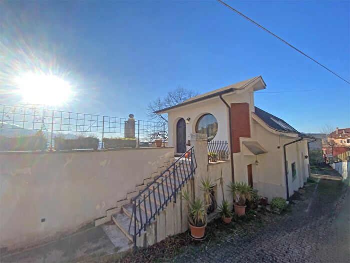 Casa con 15 locali in vendita in Gallinaro