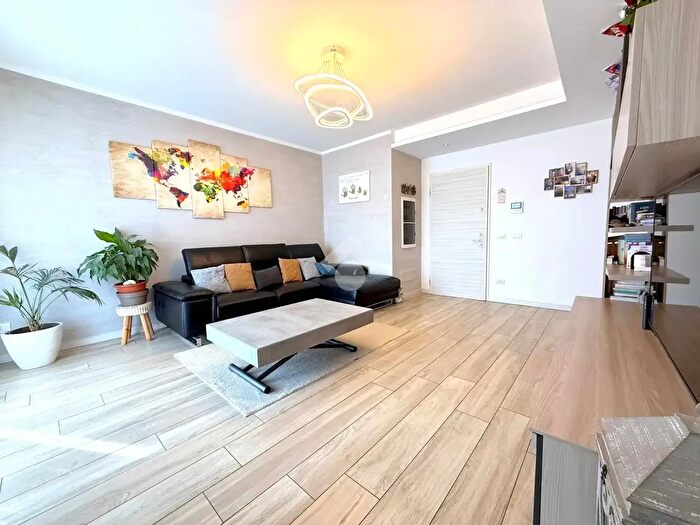 Appartamento trilocale in vendita in Via Manzoni, Caronno Pertusella