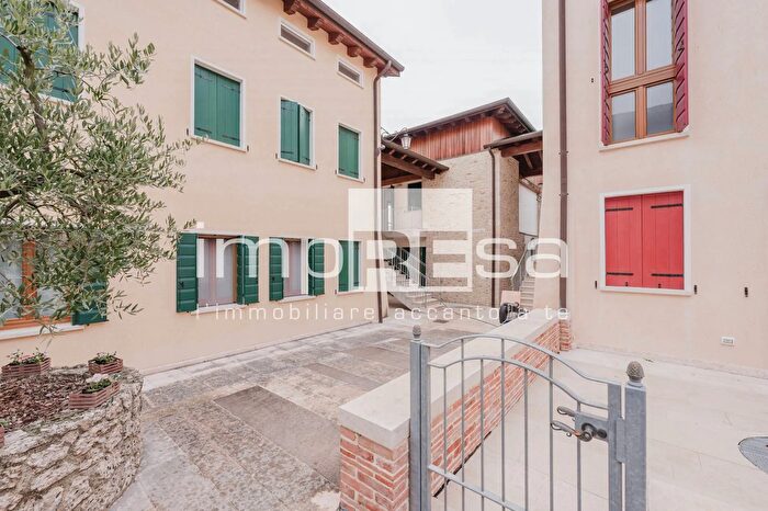 Appartamento trilocale in vendita in Asolo