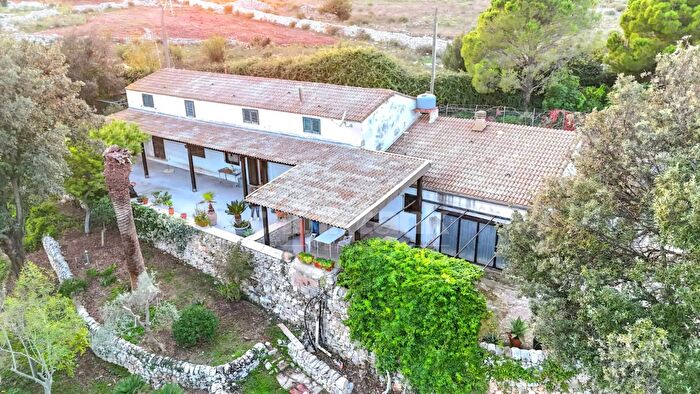 Casa con 6 locali in vendita in Contrada Calicantone Scalepiane Snc, Modica