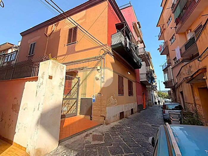 Appartamento trilocale in vendita in Via Cupa Capano, Napoli