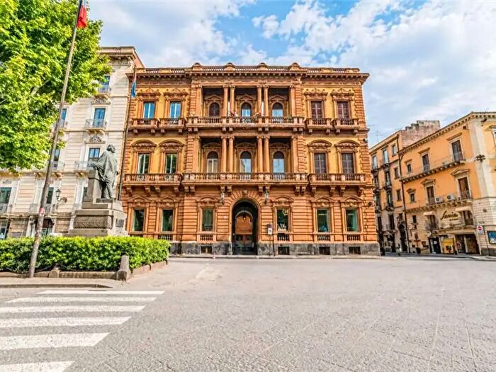 Appartamento con 18 locali in affitto in Via Etnea, Catania