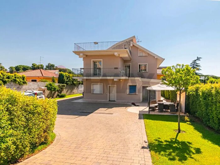 Casa con 6 locali in vendita in Via Monte Minardo, Mascalucia