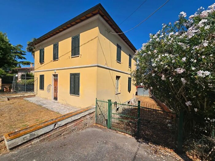 Casa con 8 locali in vendita in Via Borgo Garibaldi, Deruta