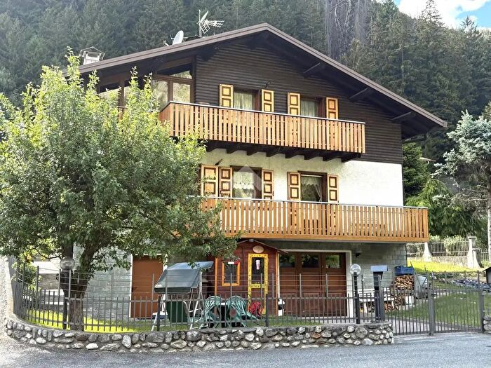 Casa con 6 locali in vendita in Via Breno, Valdisotto