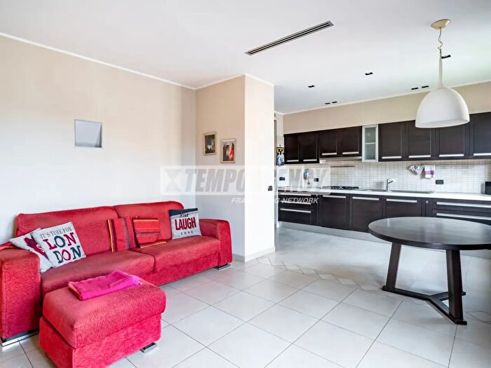 Appartamento trilocale in vendita in Via Garibaldi, Garbagnate Milanese