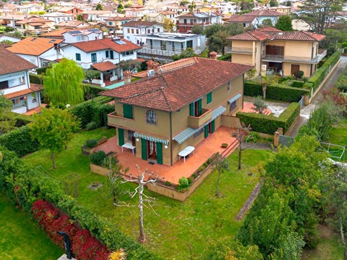 Casa con 6 locali in affitto in Viale Versilia, Centro, Forte dei Marmi