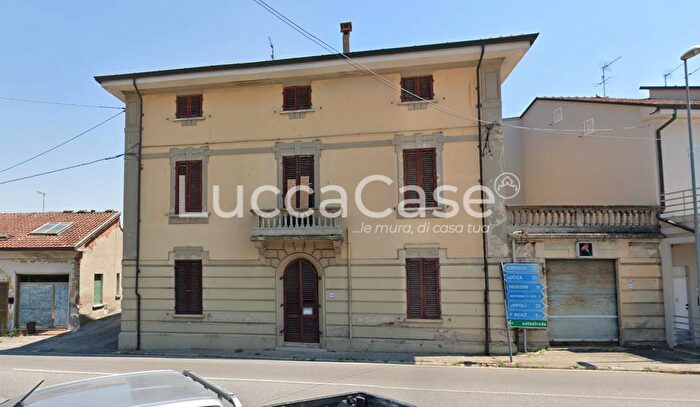 Casa con 8 locali in vendita in Castelfranco Di Sotto