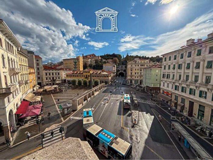 Appartamento trilocale in vendita in Via Carducci, Trieste