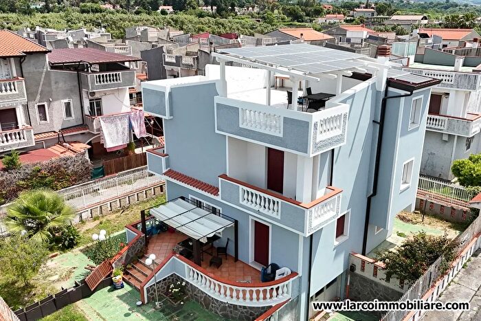 Casa con 8 locali in vendita in Scalea