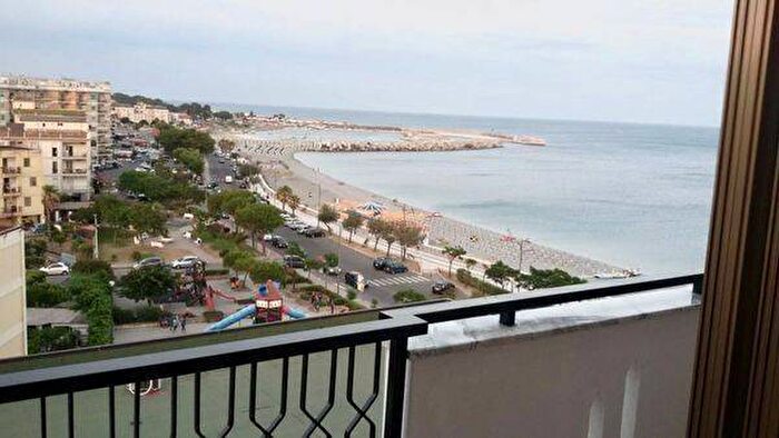Appartamento quadrilocale in affitto in Via Amerigo Vespucci, Catanzaro Lido, Catanzaro