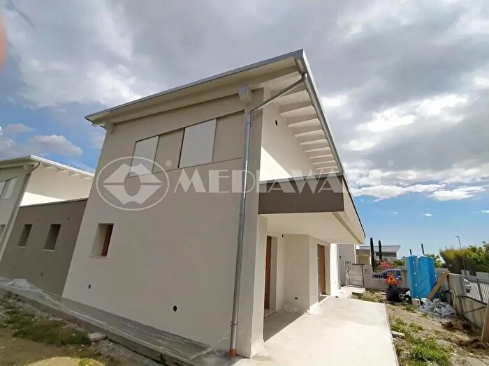 Casa con 6 locali in vendita in Porcia
