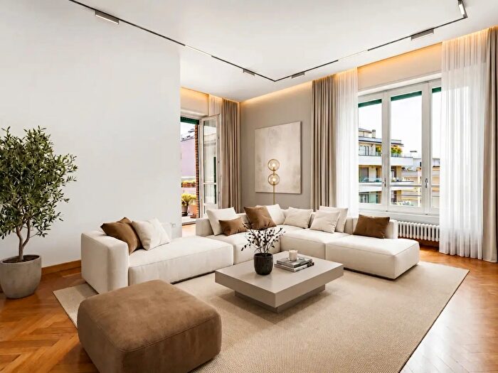 Appartamento con 5 locali in vendita in Viale Giulio Cesare, Como