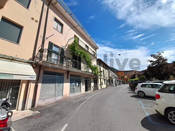 Casa con 6 locali in vendita in Piazza Sergio Bresciani, Salo
