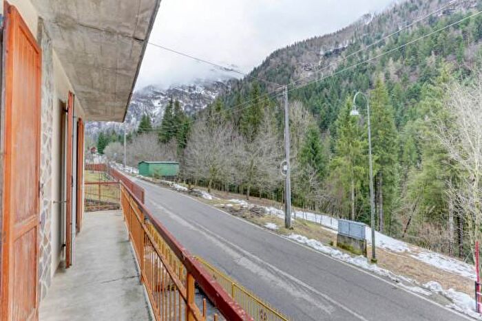 Appartamento trilocale in vendita in Via Capovalle, Roncobello