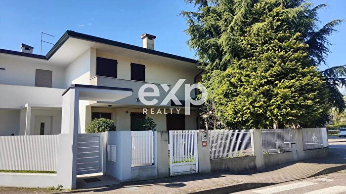 Casa con 10 locali in vendita in Abano Terme