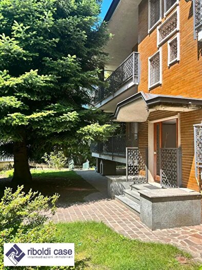 Casa con 12 locali in vendita in Besana In Brianza