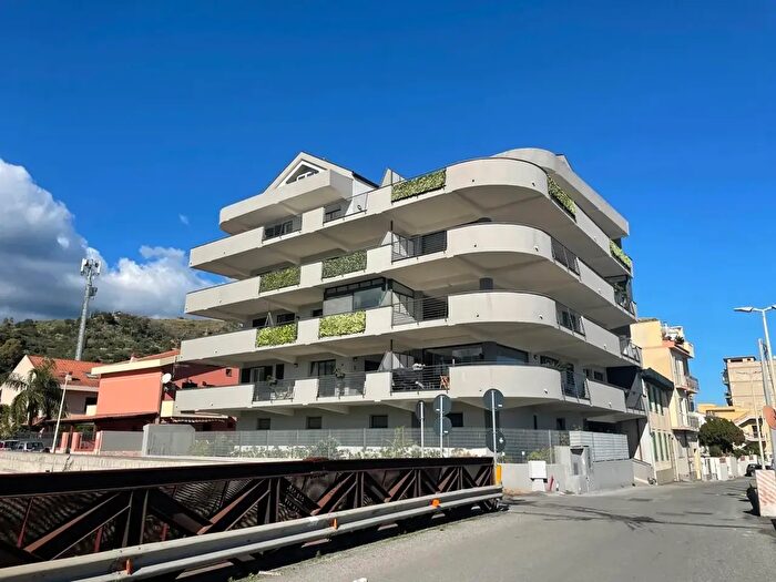 Appartamento trilocale in vendita in Via Nazionale Galati Marina, Messina