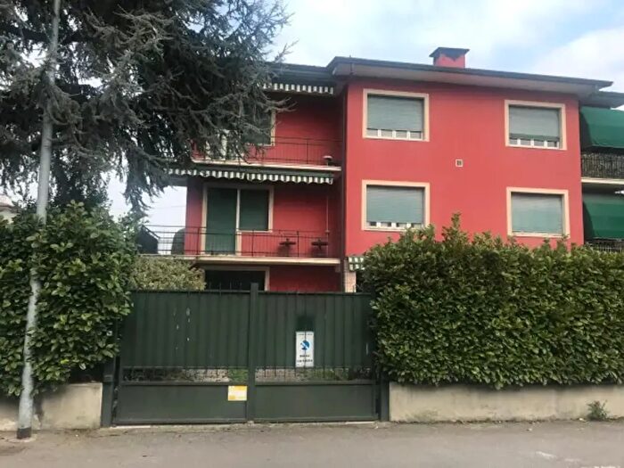 Casa con 6 locali in vendita in Calcio