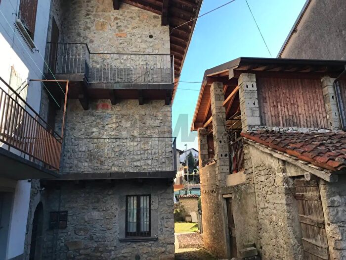 Casa con 6 locali in vendita in Via Costa Berlendis, Zogno