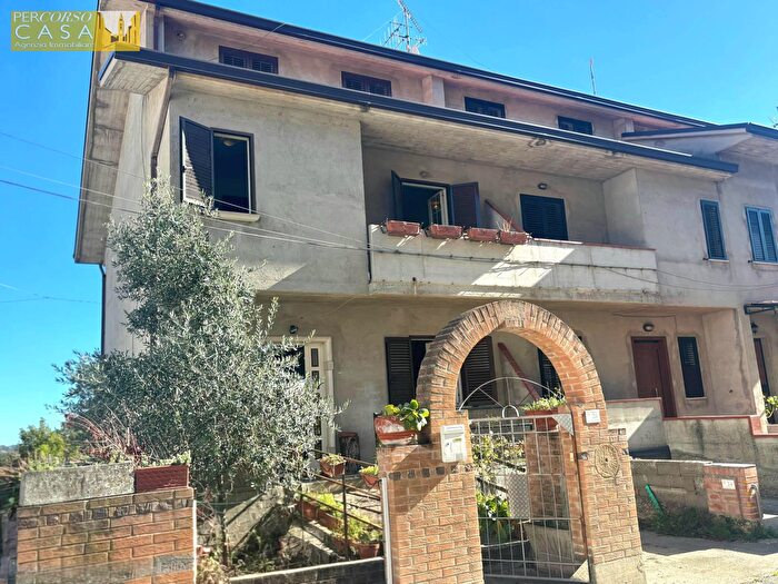 Casa quadrilocale in vendita in Via De Briitis, Campli