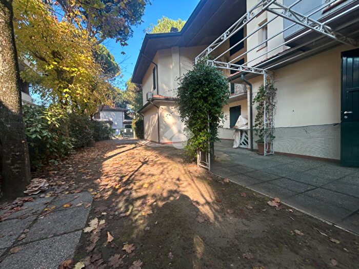 Casa quadrilocale in vendita in Viale Damiano Chiesa, Cervia